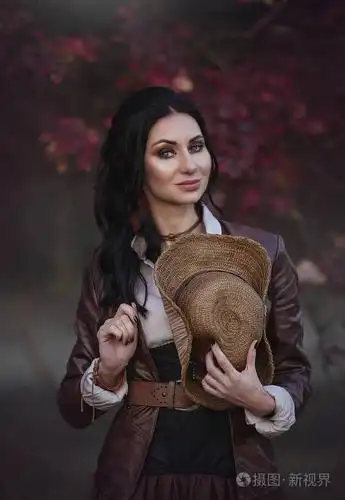 骑手穿着礼服, 紧身胸衣, 手里拿着一顶帽子在秋天的森林里