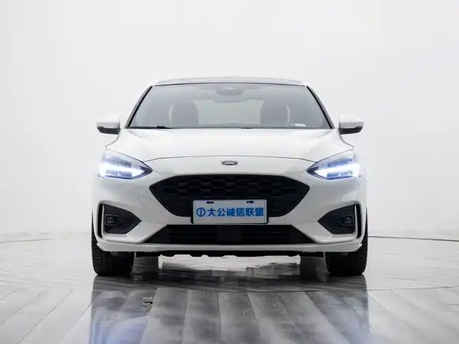 南京2021年8月福特福克斯2021款三厢ecoboost180自动stline白色手动挡