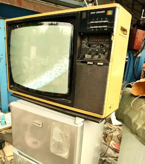 这台彩电不仅三洋和松下用过这个模具,连国产的黄河牌彩电也是完全