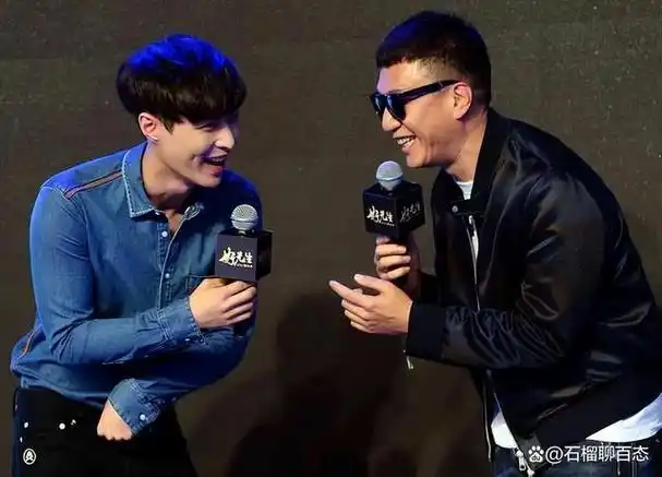 2012年,21岁的张艺兴凭借出众的舞技,成为畅销男子组合的一员.