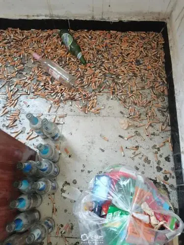在房间靠窗的角落,堆着一堆堆的烟头,看得人密集恐惧症都要犯了.