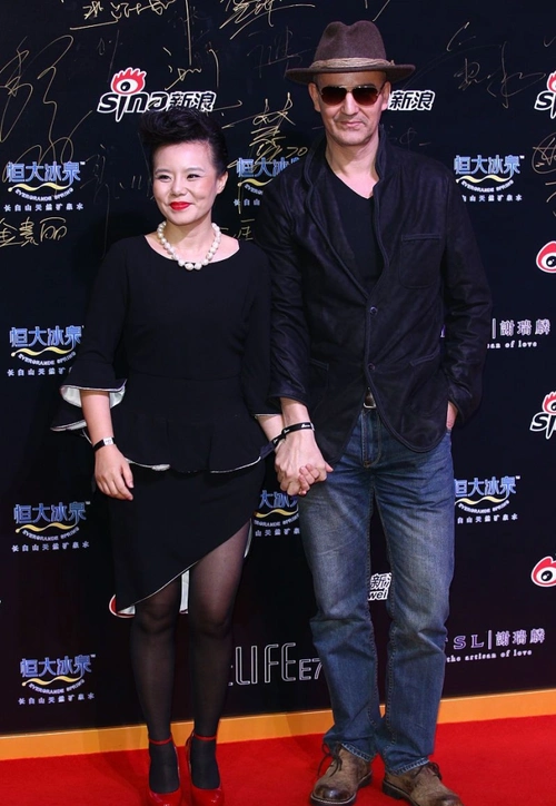 龚琳娜体形比外籍老公小一圈,穿黑裙子戴珍珠串,真显成熟女人味