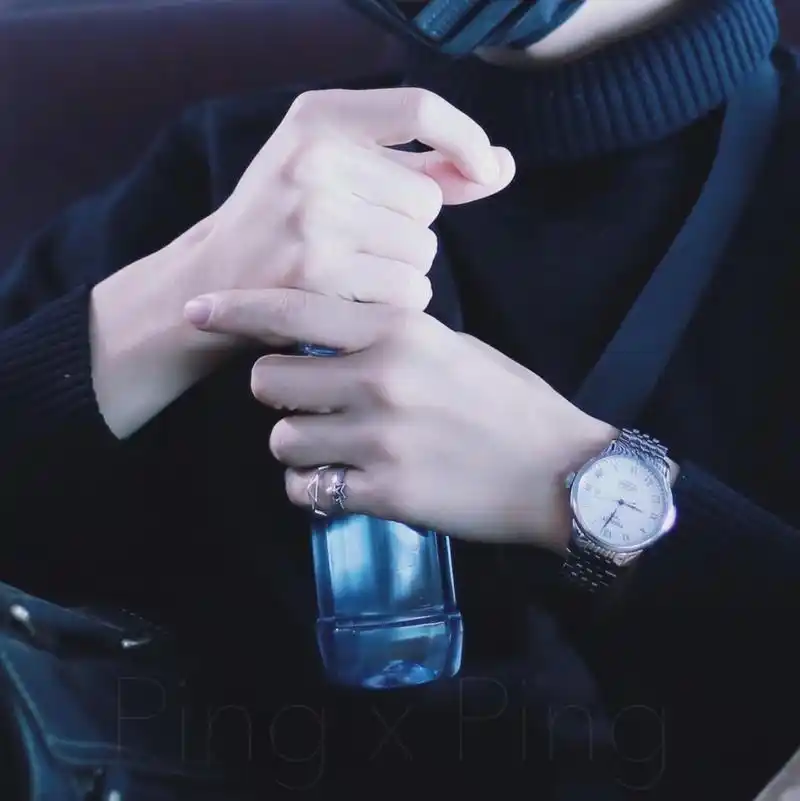 肖战的手也太太太好看了吧,手纤细修长 骨节分明,不仅脸蛋精致就连手