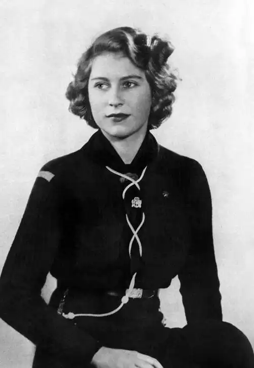 英国女王年轻时颜值美照,首张官方照容颜不输黛妃