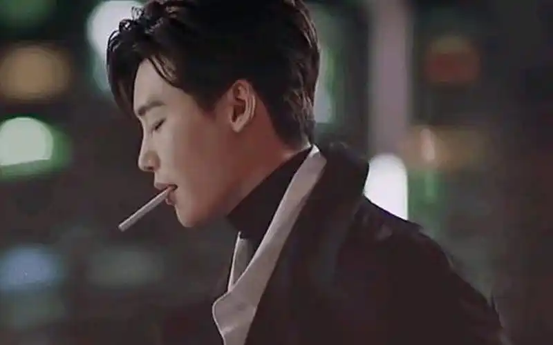 李钟硕二硕抽烟照片