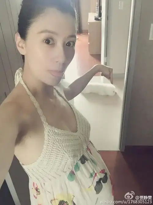 贾静雯晒素颜大肚照 穿吊带裙露白皙肌肤