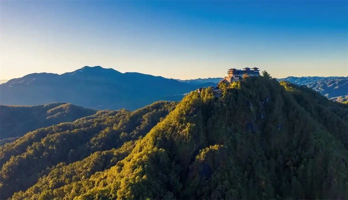 总要去趟腾冲吧# 【登云南腾冲云峰山 览极致风景】云峰山位于云南省