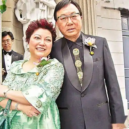 许冠文许冠杰开派对,儿孙满堂太幸福,许冠英却终生未婚无儿女_妻子