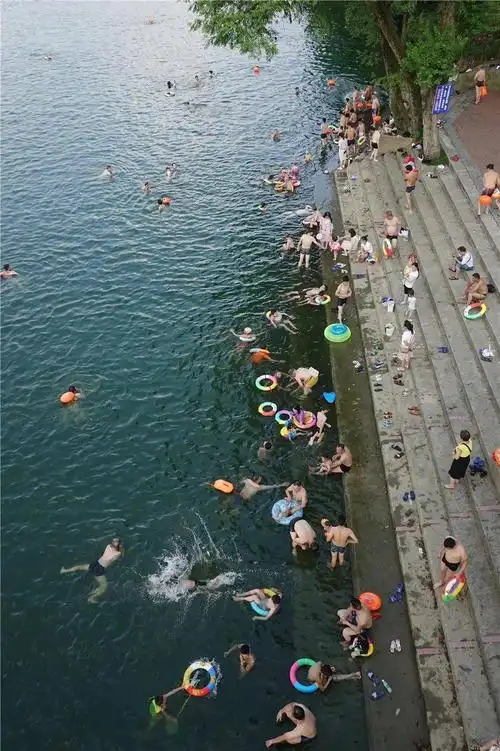 傍晚,浏阳河中,近百人在戏水!水很深,这件事切记!切记!