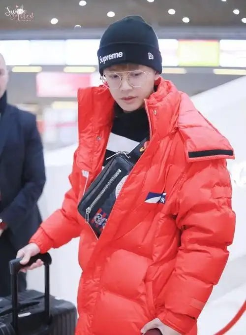 240105 任嘉伦机场造型获赞,粉丝热议青春潮流风!
