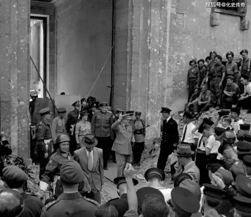 1945年德国无条件投降丘吉尔摆出胜利手势