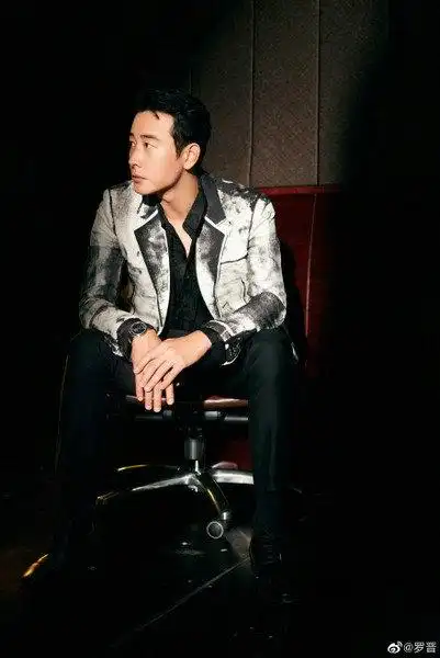 罗晋光影大片释出 穿帅气西装上演绝美侧颜杀