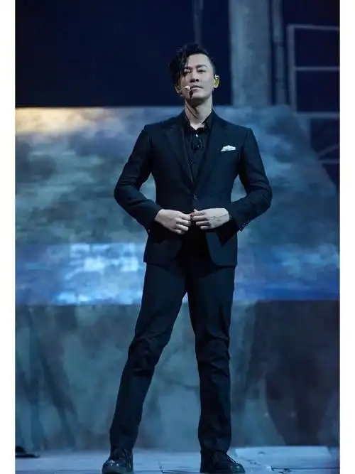 林峯  #披荆斩棘的哥哥第二季  这黑西装太帅啦