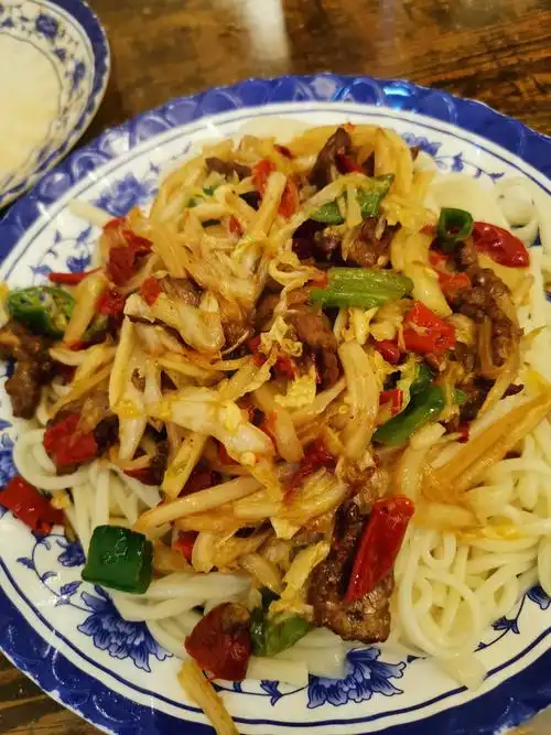在吃酸白菜辣子肉拌面,你们呢