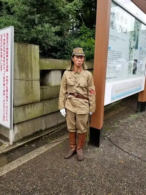 8月15日日本30万右翼民众穿军装举军旗参拜靖国神社