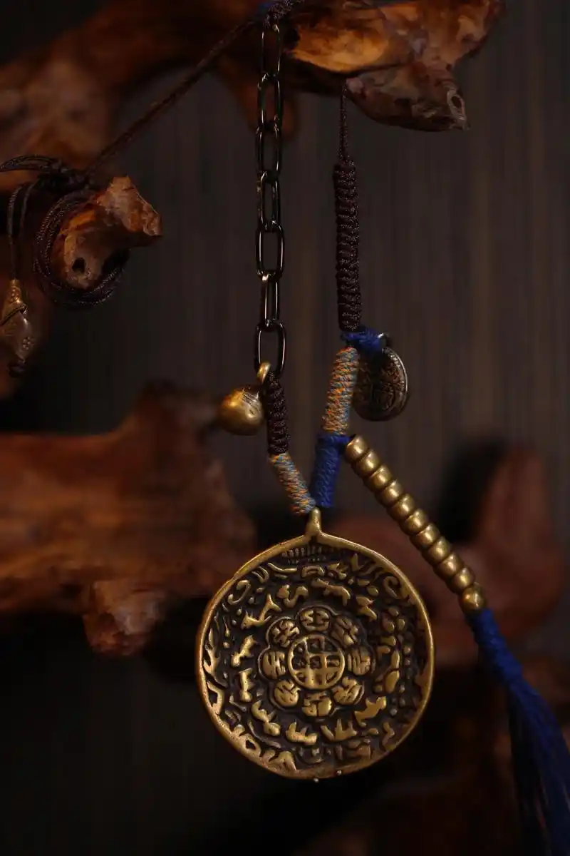 藏传九宫牌.藏传莲花九宫八卦牌,黄利马铜材质,保存完整,磨损 - 抖音