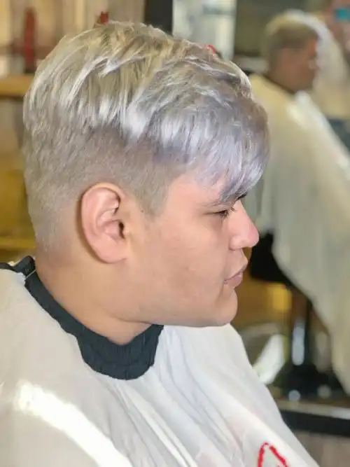 男生发色银白色