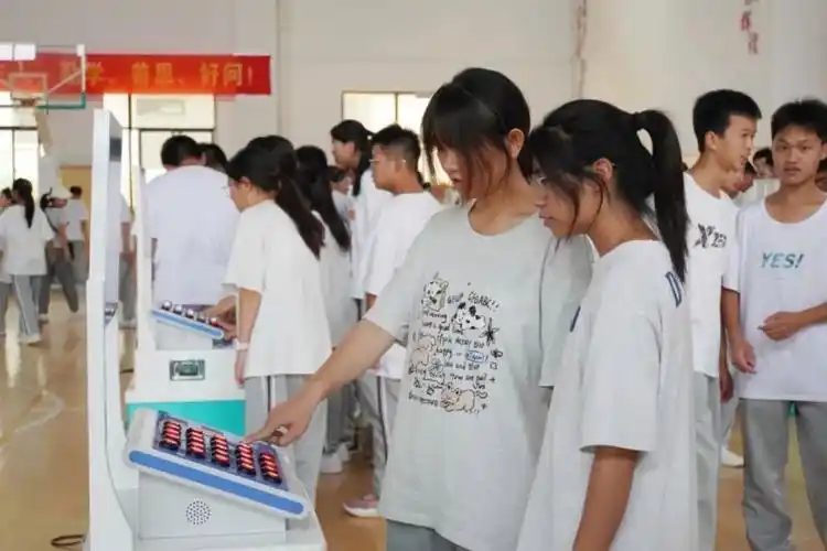 全校各年级同学依次有序进入场馆,或通过3d眼镜欣赏在三维立体科普