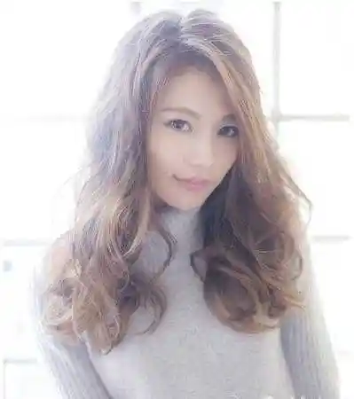 头型长小脸宽女生适合的微卷梨花头发型