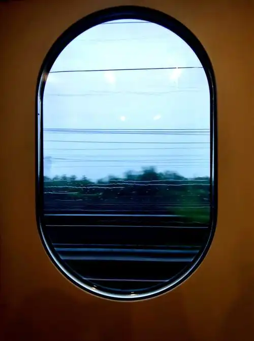 疾驰的列车外下着暴雨