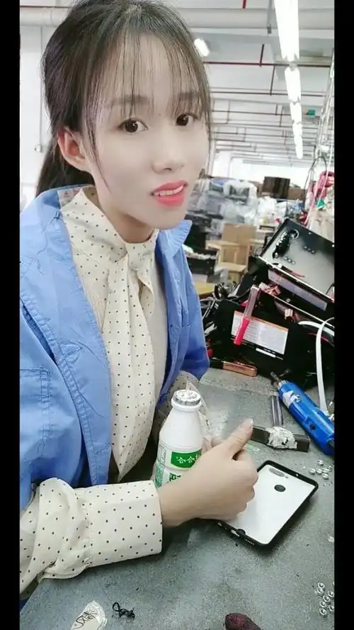 工厂妹在工厂里都是这样自由,不知道会不会老板看见