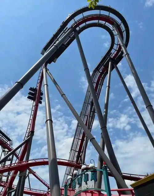 深圳欢乐谷过山车事故:伤者痛哭,医护人员紧急救治,呼吁加强安全措施_