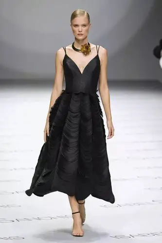 突破传统的黑婚纱,你结婚敢穿吗?_黑色