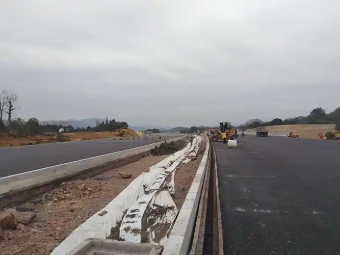 联盟互通段中央分隔带渗沟施工.