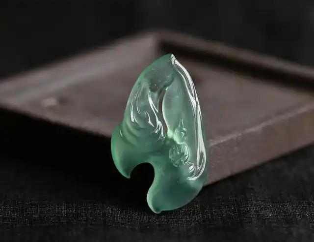 为想象而生,奇形怪状的随形翡翠把玉雕创意发挥得淋漓尽致!