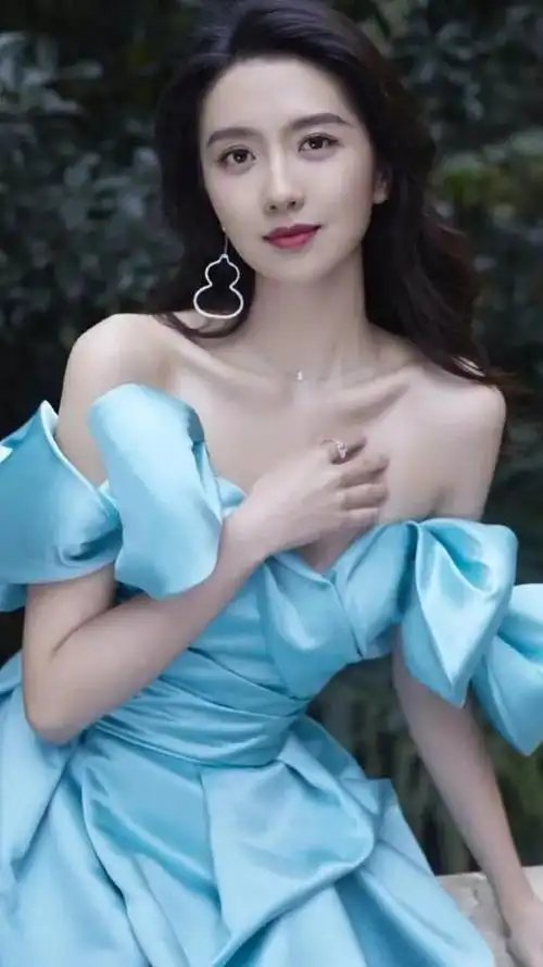 许龄月美女写真1992年1月24日出生于云南省曲靖市中国影视演员