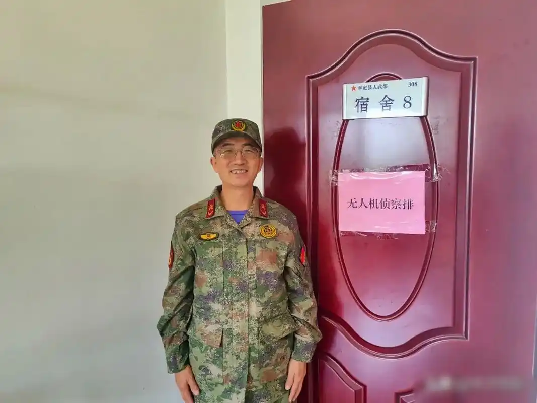 民兵新式服装,门上红纸厉害了.