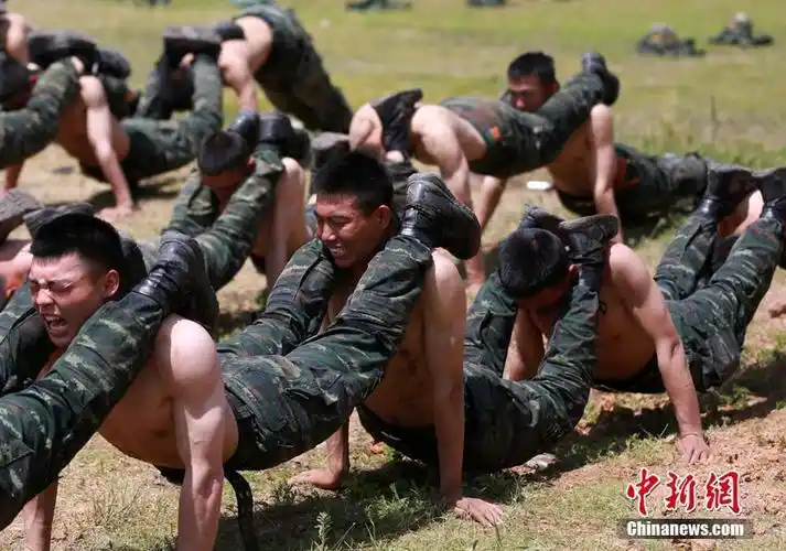 武警特战队员赤膊上阵极限训练秀肌肉组图