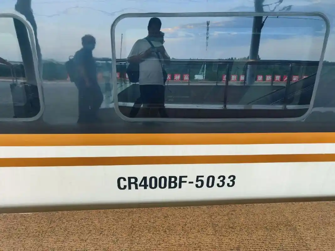 第一次坐5033就是5号车厢,屁股有亿点点烫#复兴号 #动车 - 抖音