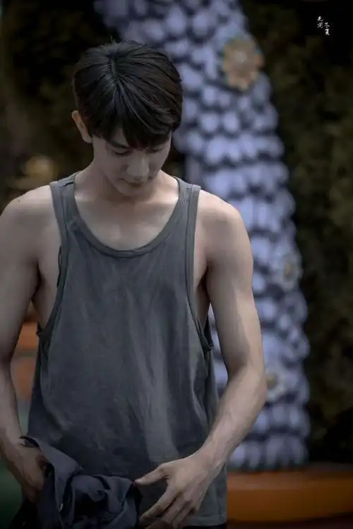 夏之光腹肌被围观