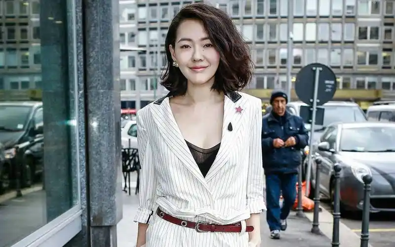 "随后更是直接用手去掀小s的裙子,吓得她尖叫并甩了黄子佼一巴掌,同时