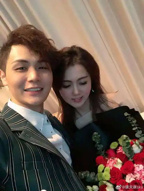 原创广东巨星康天庥眼光毒辣现实中老婆美艳还旺夫不输罗飞雁