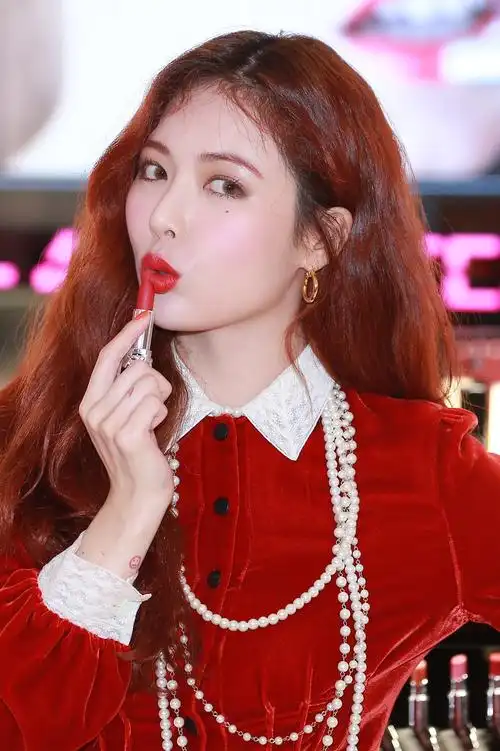 泫雅红色洋装现身站台 性感妩媚引全场惊叹