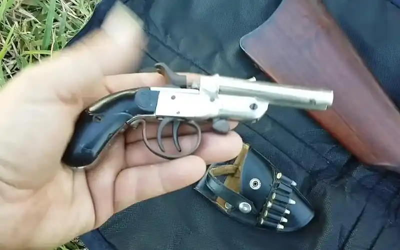 这支老式双管手枪两个扳机两个击锤最原始的配置