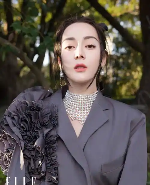 迪丽热巴再登杂志封面,可盐可甜似初恋,造型百变惹人爱_漂亮_身材