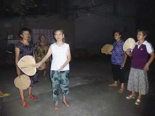 农村夏天夜晚乘凉的情景