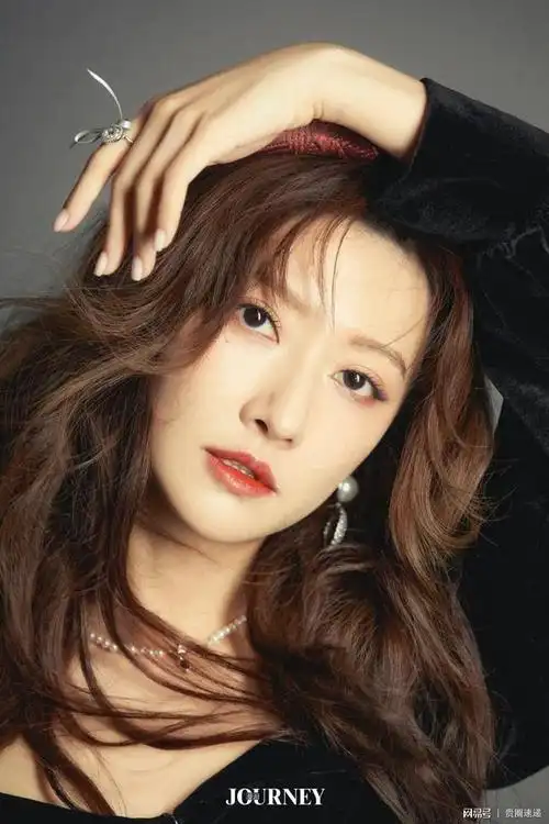 余玥漫游杂志大片上线齐刘海红唇神秘御姐范儿