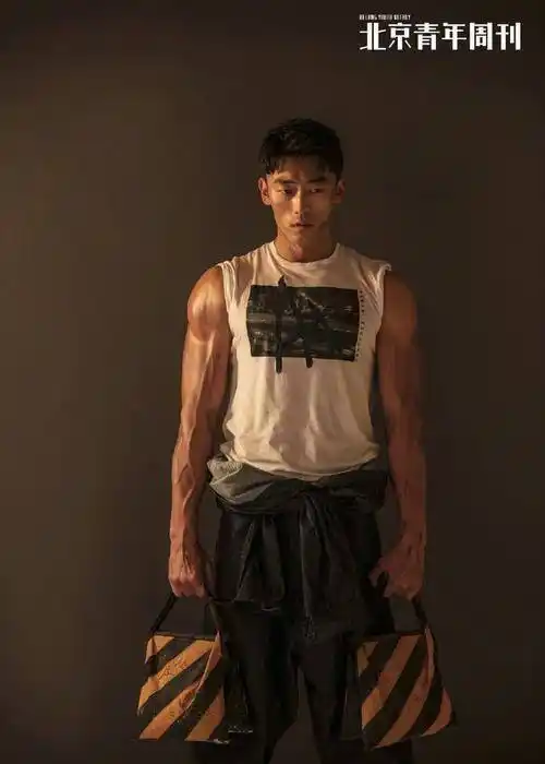 原创《特警队》抢眼筋肉型男,二拍时尚大片,却被网友调侃身材不完美