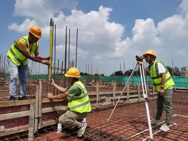 中南海棠集项目上,测量员兰枫与施工员赵雨,费文宇正在对b1号楼一层