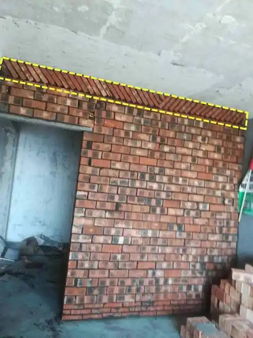 泥工师傅太粗心,多孔砖砌墙孔洞朝两边,邻居劝:赶紧推掉重砌吧_红砖
