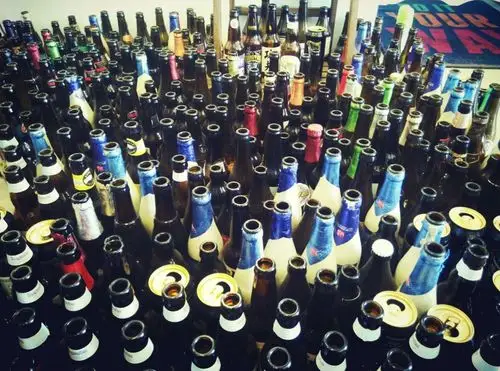 喝空的啤酒瓶,留下的都是回忆和故事.