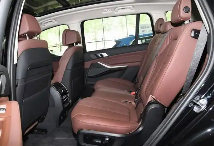 关于空间,宝马x7车身尺寸为5163/2000/1835mm,轴距为3105mm,加上x7