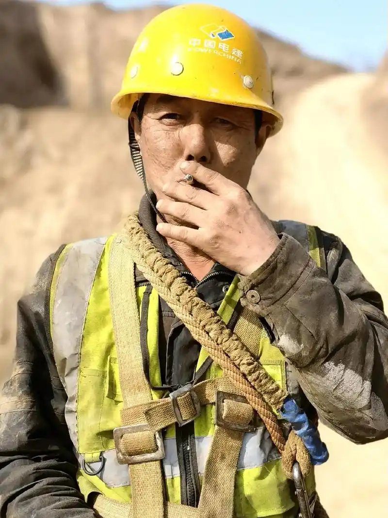 这是在一个工地上给一个架桥的农民工拍的几张照片和他聊天得知他东北