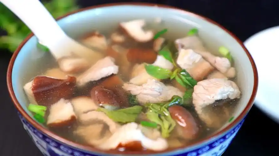 香菇这样做出来的汤,不仅味道非常鲜美,还对嗓子不好的人有帮助