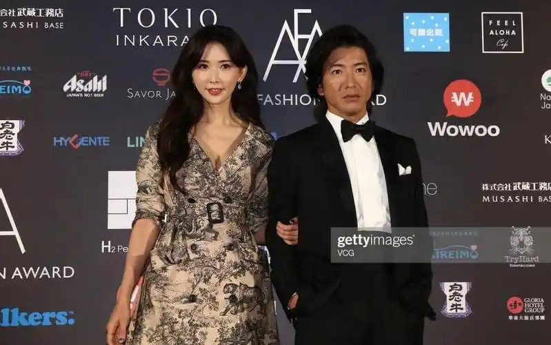 林志玲木村拓哉合照被指仿佛挽着蜡像