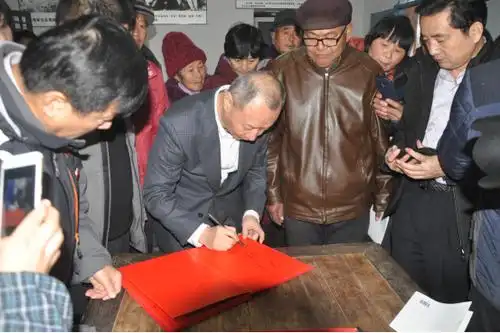 当日下午,刘维泽一行来到小胡庄,受到当地人民群众的热烈欢迎,许多